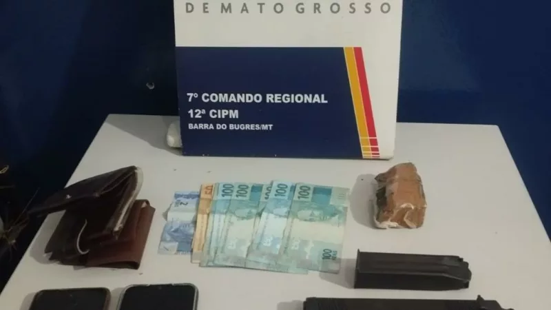 Polícia Militar conduz três membros de facção com arma de fogo e drogas