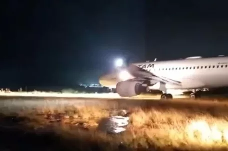 Avião da LATAM com 112 a bordo sai da pista após pouso em Chapecó