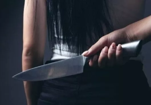 Homem arromba casa de ex para tentar matá-la e acaba esfaqueado