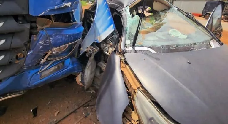 Carro e carretas se envolvem em colisão na 163 em Sinop; ferido é socorrido