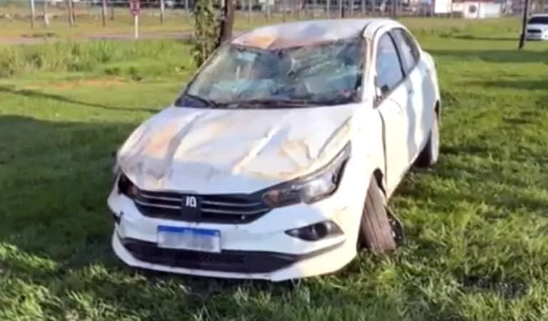 Carro capota ao colidir com outro na BR-163 em Sinop