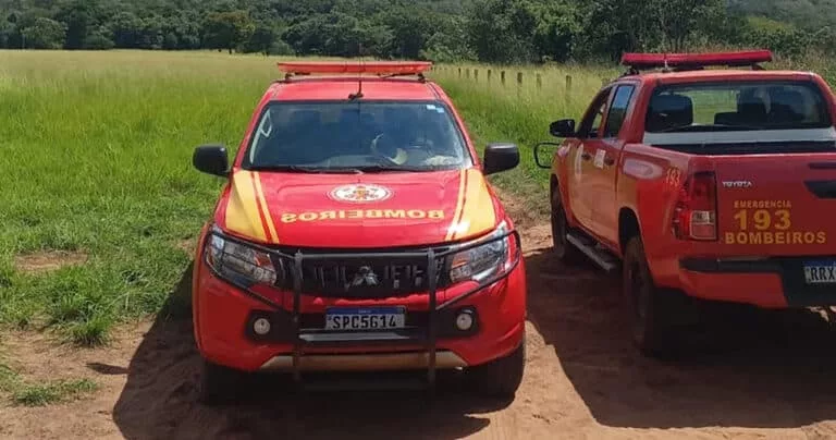 Bombeiros fazem buscas por piloto em área de destroços de avião que caiu em Rondonópolis
