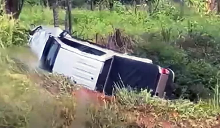 Caminhonete sai da pista e capota na rodovia entre Sinop e Sorriso; dois feridos