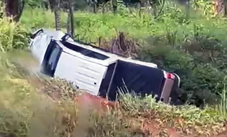 Caminhonete sai da pista e capota na rodovia entre Sinop e Sorriso; dois feridos