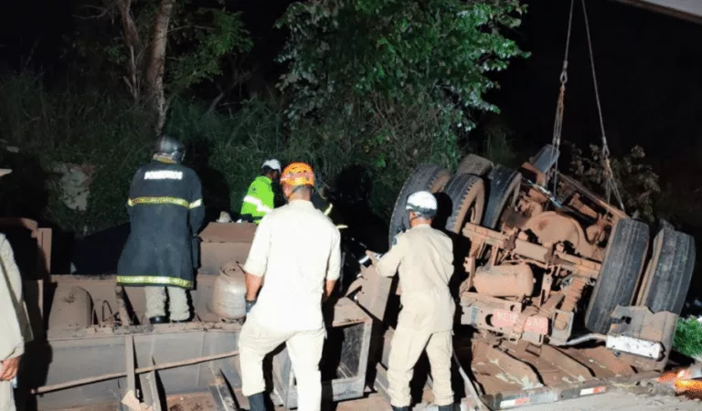 Carreta e ônibus com 46 passageiros se envolvem em acidente no Mato Grosso; motorista socorrido