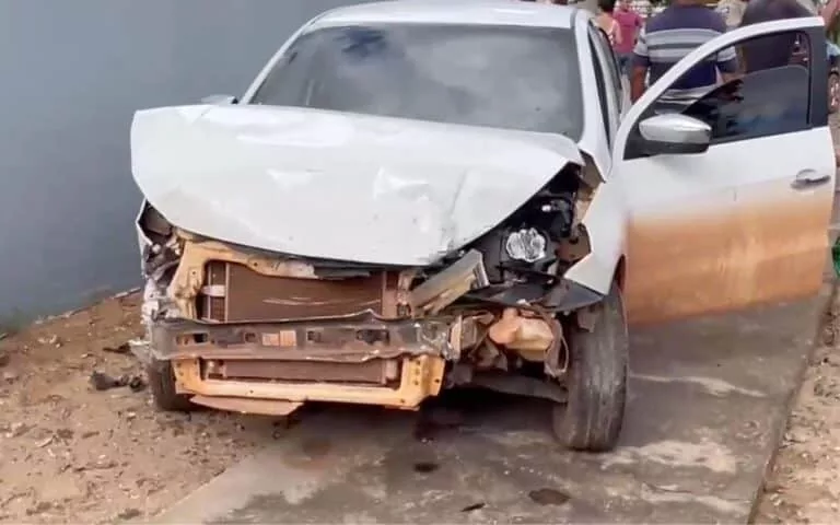 Acidente entre GM Classic e VW Gol em Jardim Terra Rica: Bebê é Arremessada do Veículo