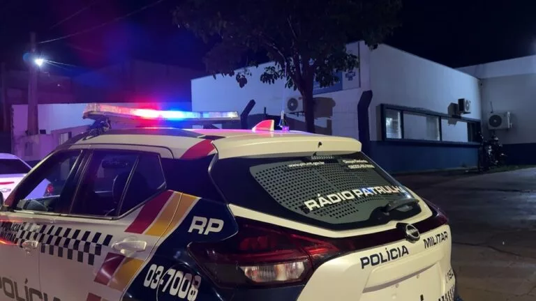 Jovem é baleado em praça após ataque de dupla em motocicleta em Sorriso