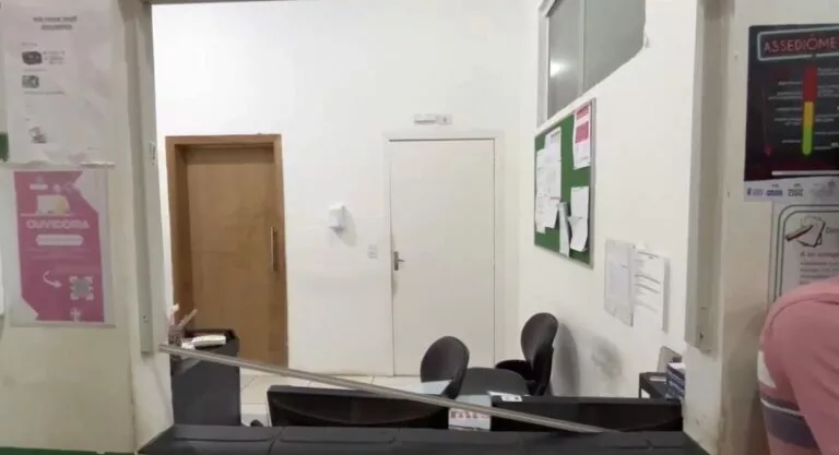 Homem se revolta com a demora de atendimento na policlínica, quebra vidro e vai preso em Sinop; 2 feridos