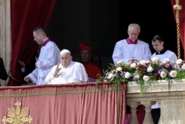 Papa teve derrame cerebral, coma e parada cardiorrespiratória, confirma Vaticano