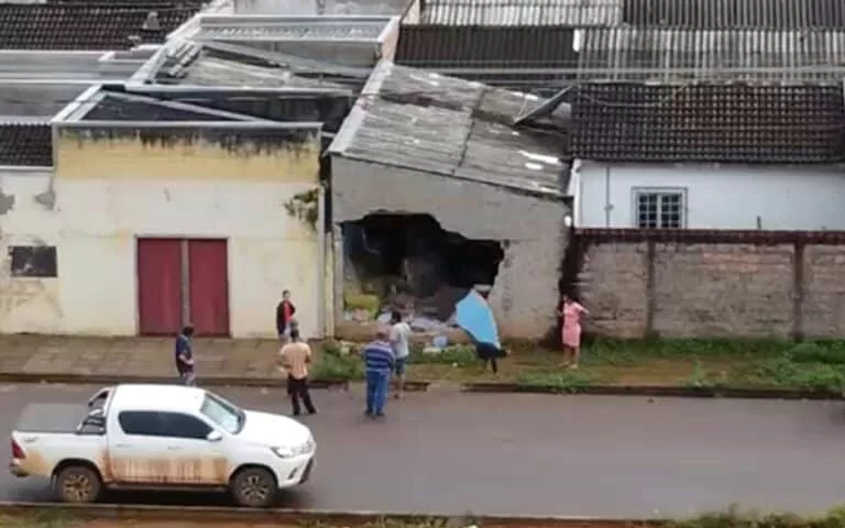 Sinop: caminhão derruba parede de residência e motorista alega que desviou de cachorro