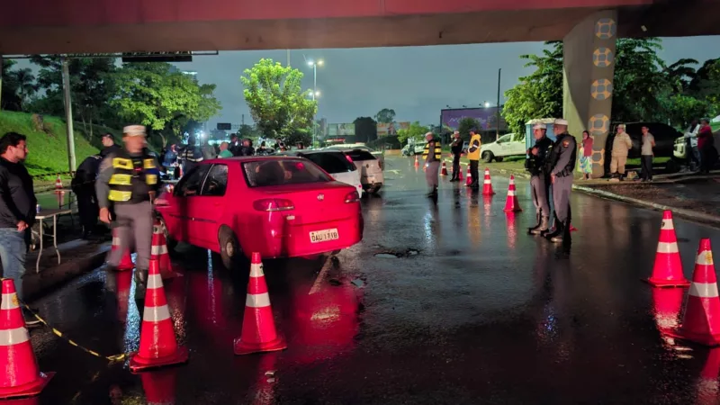 Operação Lei Seca na Avenida Miguel Sutil resulta em nove atuações criminais e 41 veículos removidos