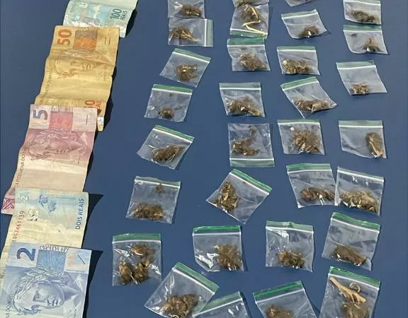 Polícia Militar detém trio suspeito por tráfico de drogas e apreende 43 porções de entorpecentes