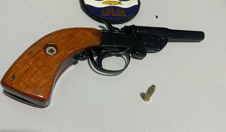 Polícia Militar prende homem embriagado por ameaça e porte ilegal de arma de fogo