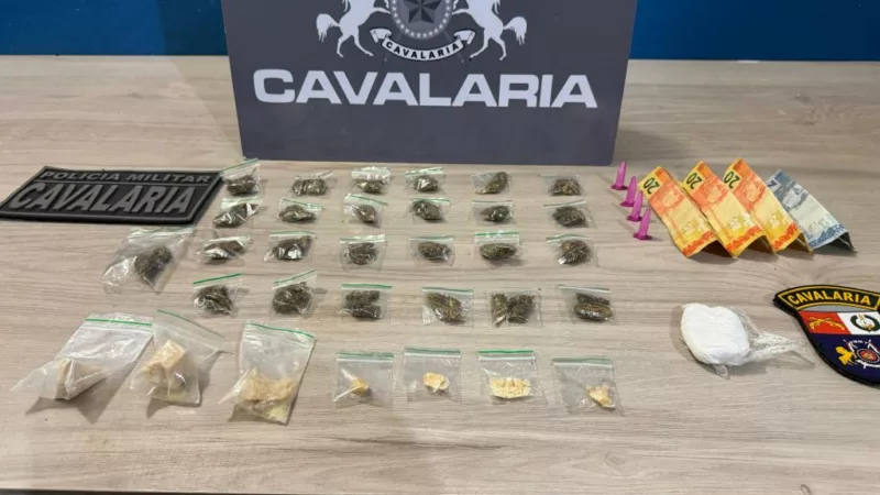 Cavalaria da PM apreende adolescente e prende homem por tráfico de drogas em Lucas do Rio Verde