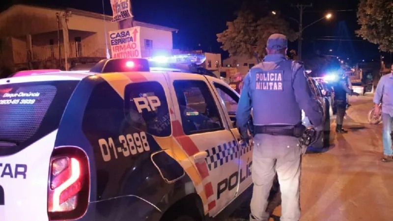 Homem é preso por desacato a policiais, resistência e ameaça