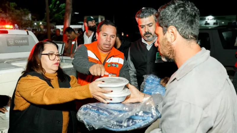Pessoas em situação de rua de sete pontos de Cuiabá são atendidos com cobertores e marmitas