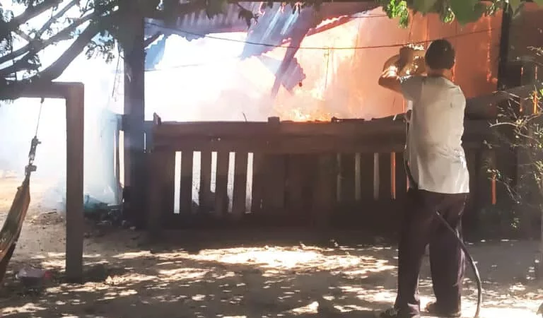 Incêndio Consome Residência de Madeira em Sinop: Moradores se Mobilizam para Combater as Chamas