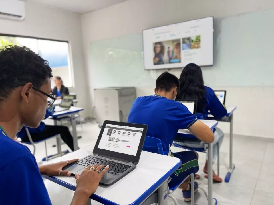 Seduc atualiza plataforma Mais Inglês com personalização e diversidade linguística para estudantes