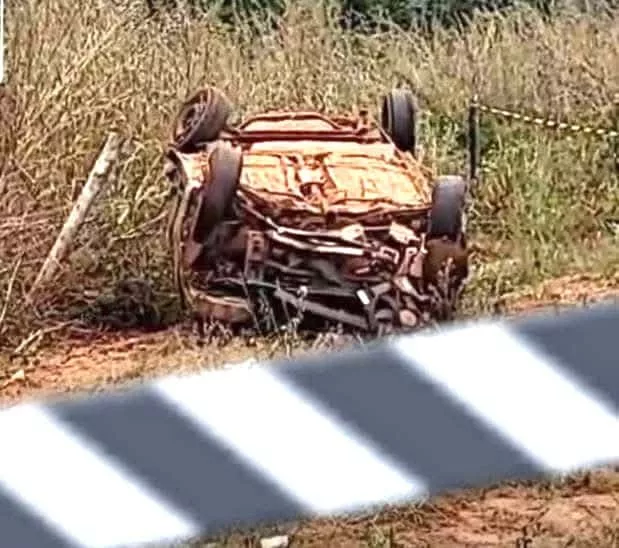 Carro capota e dois jovens morrem no Médio Norte