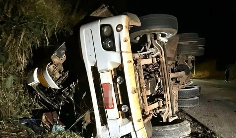 Carreta carregada com adubo tomba e motorista fica ferido em Mato Grosso