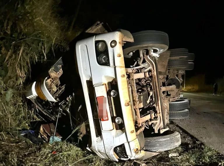 Carreta carregada com adubo tomba e motorista fica ferido em Mato Grosso