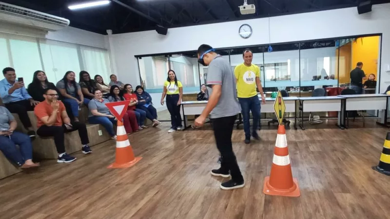 Detran realiza ação educativa em rede de postos de combustível como parte da campanha Maio Amarelo
