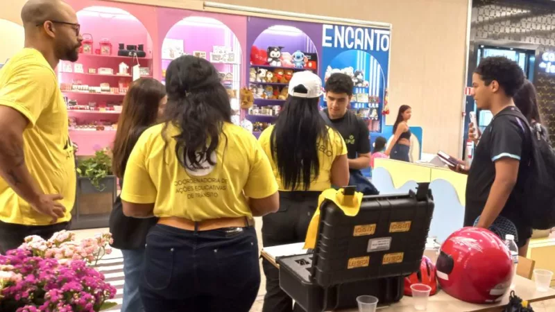 Detran realiza ação educativa de trânsito no Pantanal Shopping