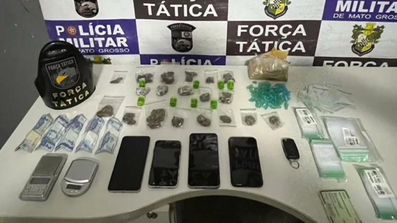Força Tática conduz quatro pessoas por tráfico de drogas e recupera veículo roubado