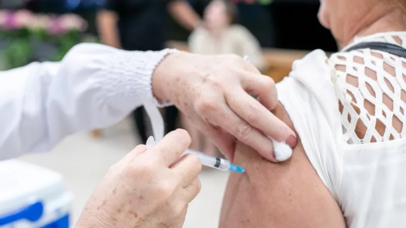Vacina contra a Influenza é oferecida aos sábados em três shoppings de Cuiabá