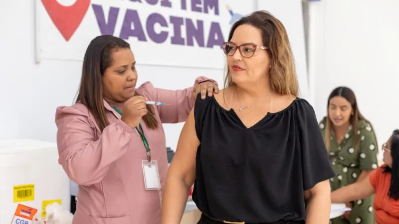 Vacinação nos shoppings recebe elogios e amplia imunização