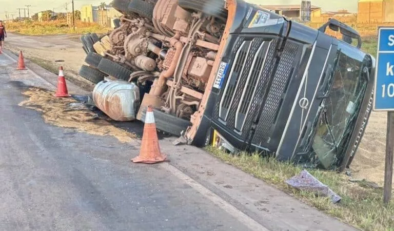 Carreta se envolve em colisão com caminhonete na 163 em Guarantã e tomba