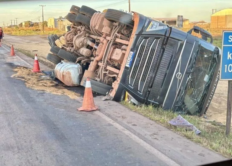 Carreta se envolve em colisão com caminhonete na 163 em Guarantã e tomba