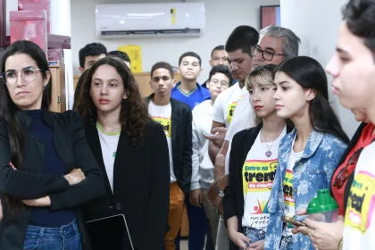 Estudantes do Parlamento Jovem aprendem sobre os caminhos dos projetos de lei em visita à ALMT