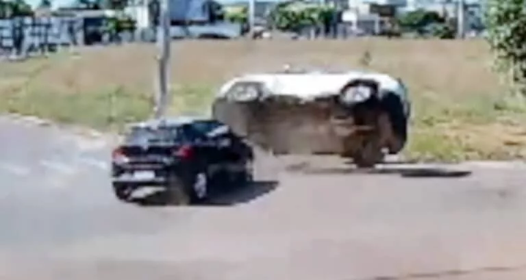 Grave Acidente no Jardim Europa: Ônix e Jeep Compass Colidem em Cruzamento