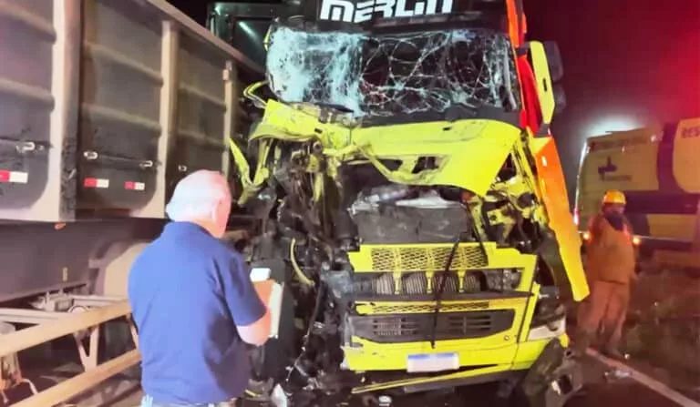 Carreta fica destruída após colisão com outra na BR-163 em Sinop