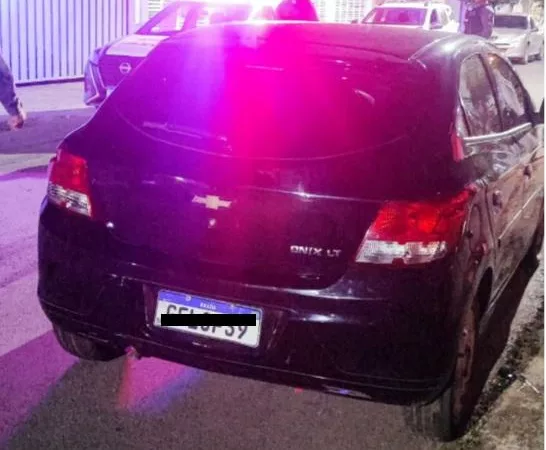 PM recupera carro roubado, prende suspeito e apreende arma de fogo em Cuiabá