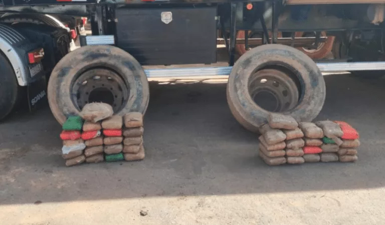 Motorista encontra 42 tabletes de drogas dentro de pneus de carreta adquirida em leilão no MT
