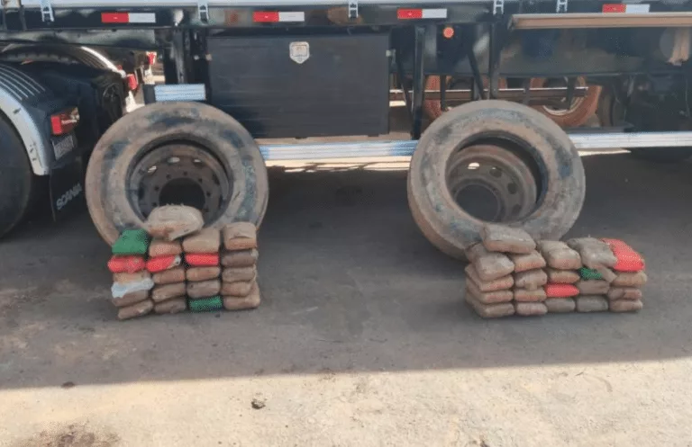 Motorista encontra 42 tabletes de drogas dentro de pneus de carreta adquirida em leilão no MT