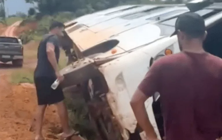 Ônibus de equipe do Joaninha tomba no Pará