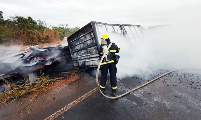Carreta é destruída durante incêndio em rodovia no Médio Norte