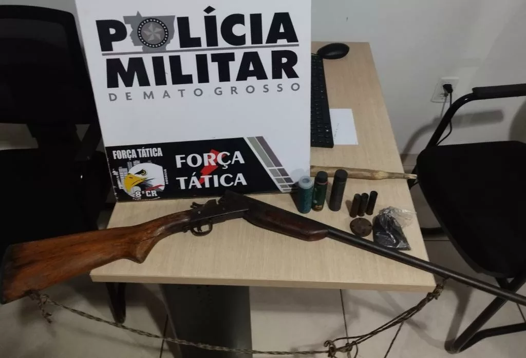 Força Tática apreende espingarda, munições e pólvoras em zona rural de Juína
