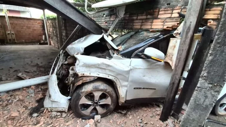 Carro destrói muro de residência após colisão com outro em Sinop