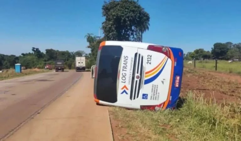 Ônibus tomba em rodovia de Mato Grosso; 4 feridos