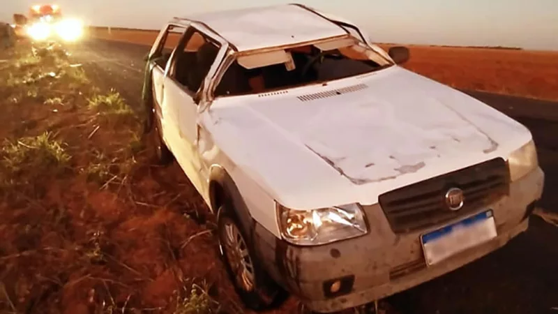 Carro capota em rodovia no Médio Norte; dois feridos