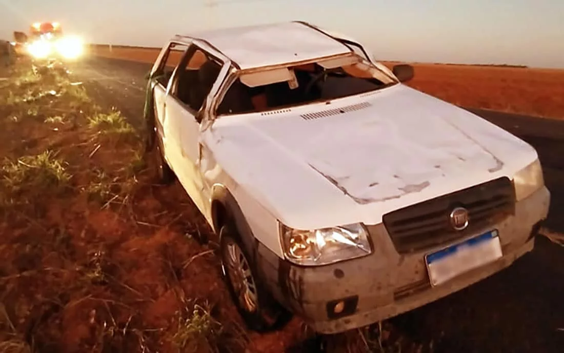 Carro capota em rodovia no Médio Norte; dois feridos