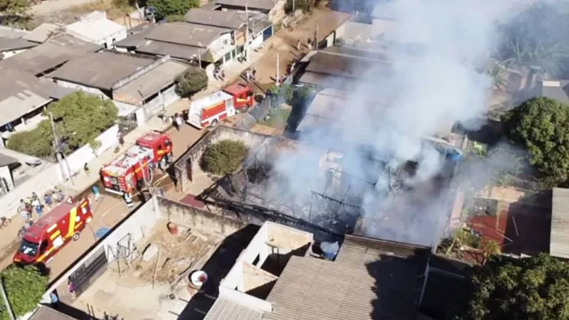 Incêndio destrói casa de madeira em Sinop