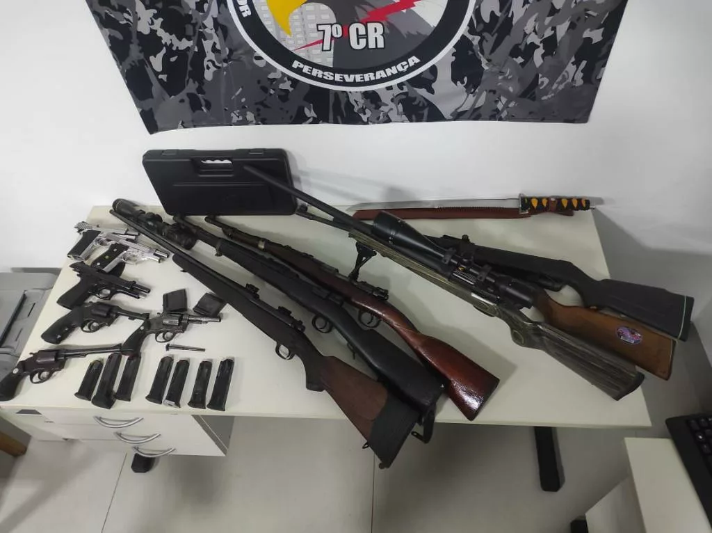 Força Tática apreende fuzis, 326 munições e prende três faccionados em flagrante por porte ilegal