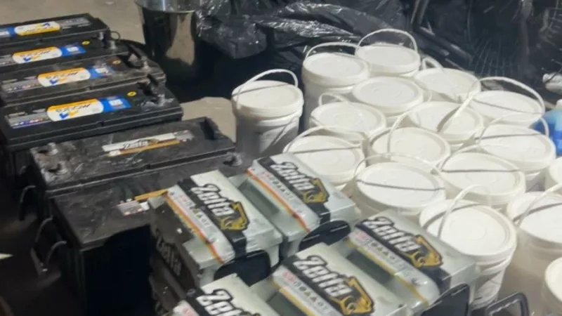 Polícia Militar prende dupla e recupera produtos químicos e baterias automotivas furtadas