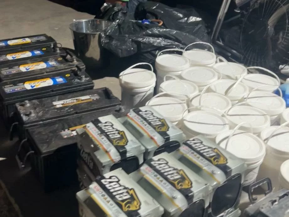 Polícia Militar prende dupla e recupera produtos químicos e baterias automotivas furtadas