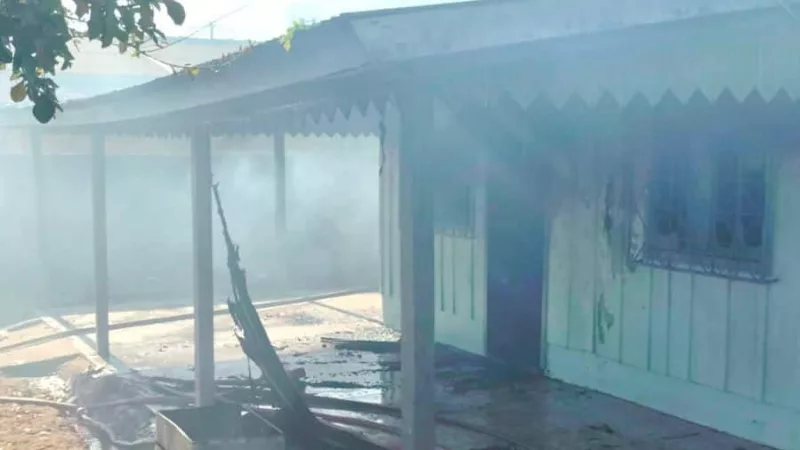 Incêndio causa danos em residência de madeira no Nortão